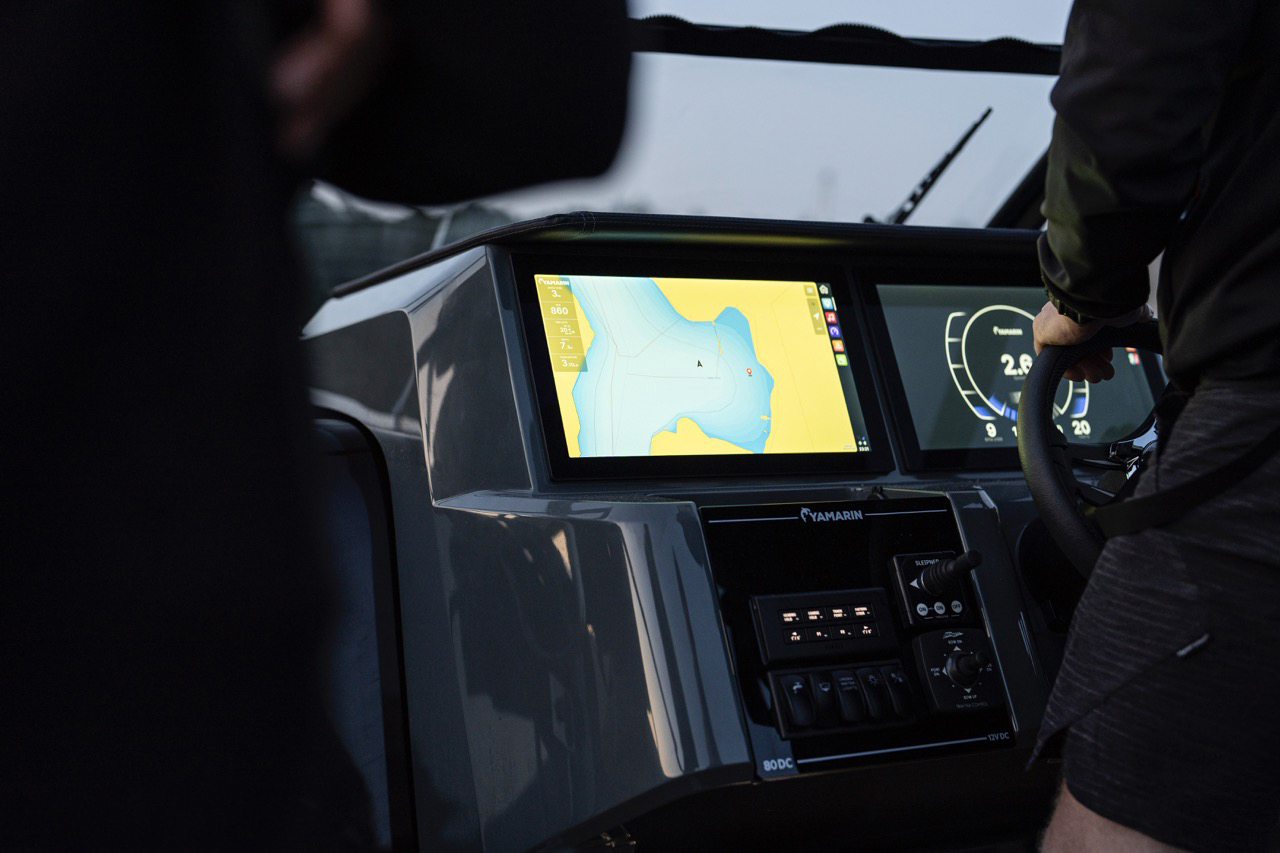 Yamarin Q display with Navionics nautical maritime charts