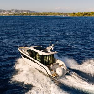 Yamarin Aura Cabin pilot house yacht with double Yamaha engines