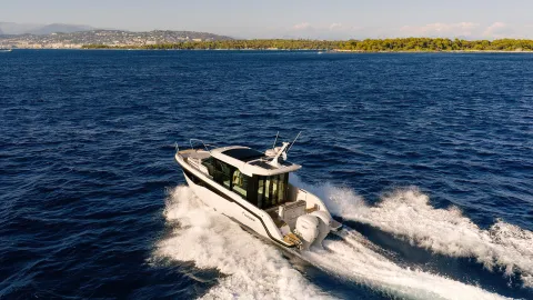 Yamarin Aura Cabin pilot house yacht with double Yamaha engines