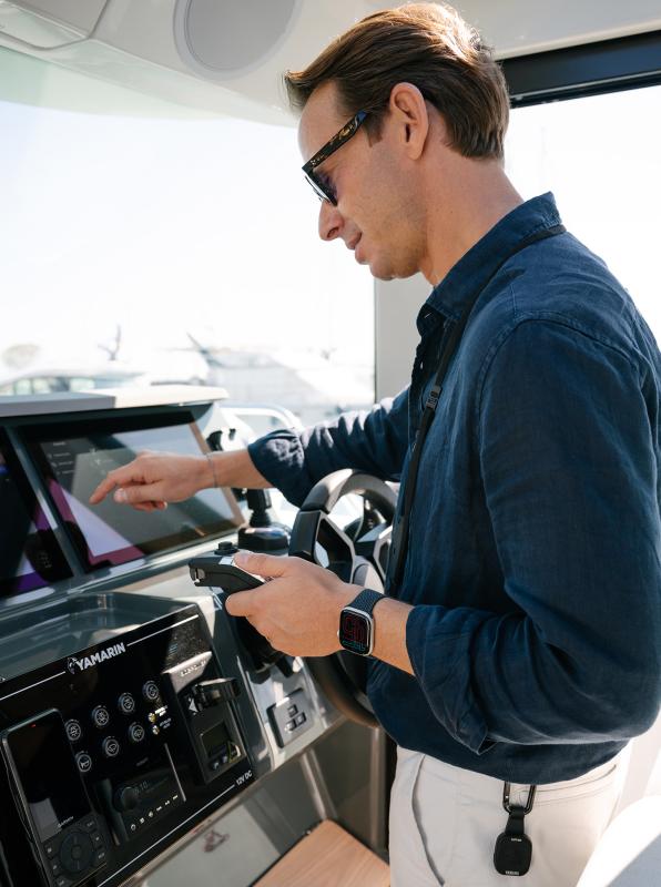 Yamarin Aura Cabin helm station with two 16" Yamarin Q displays