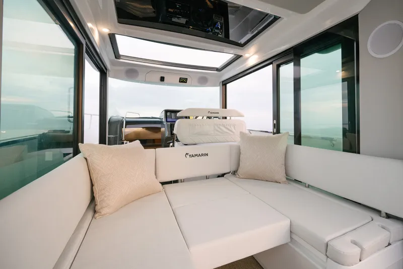 Yamarin Aura Cabin pilot house lounge