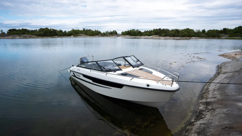 Yamarin 63 DC on varusteltu mukavalla teak- kannella 