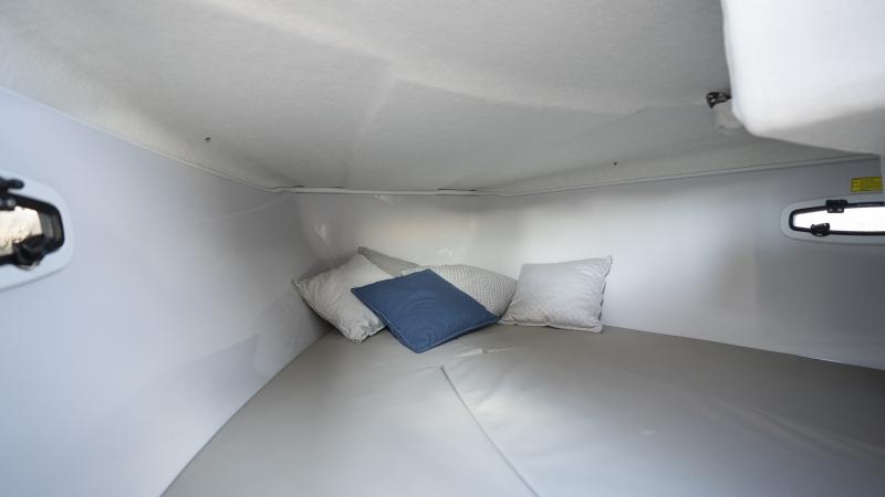 Yamarin 60 DC:n valoisassa ja tilavassa kajuutassa on avattavat ikkunat